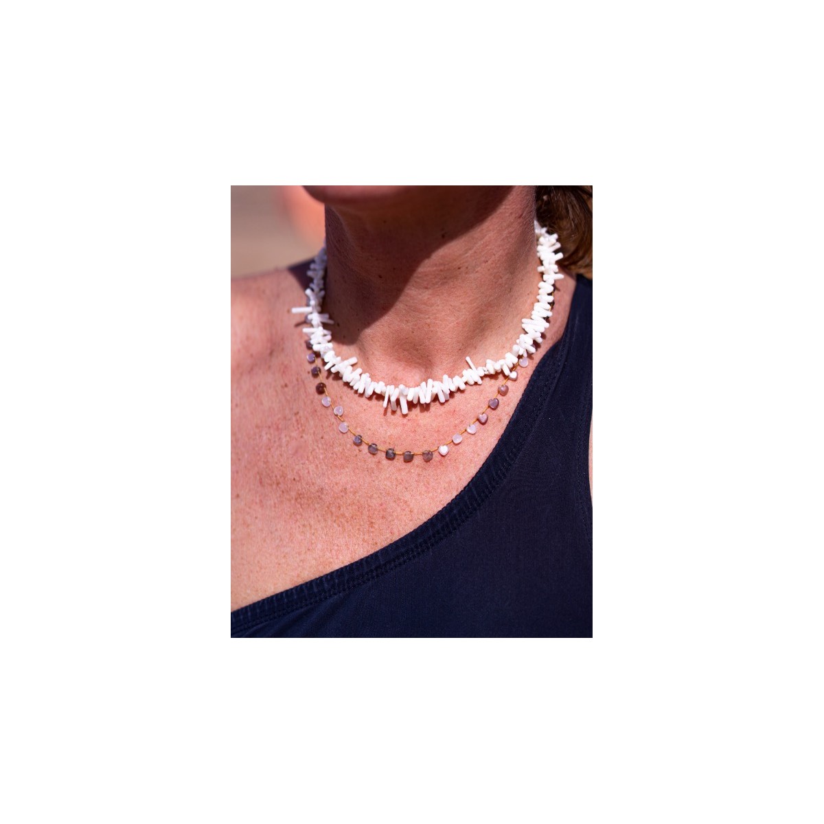 Collier corail blanc et pendentif coquillage