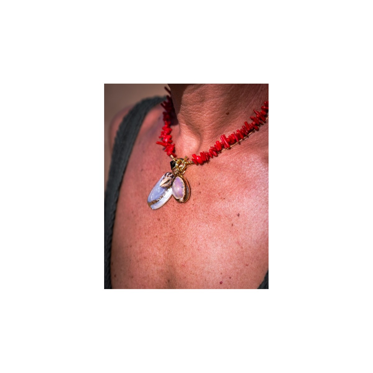 Collier corail rouge et pendentif coquillage